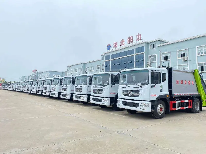新しく開発された小型ゴミ収集車
